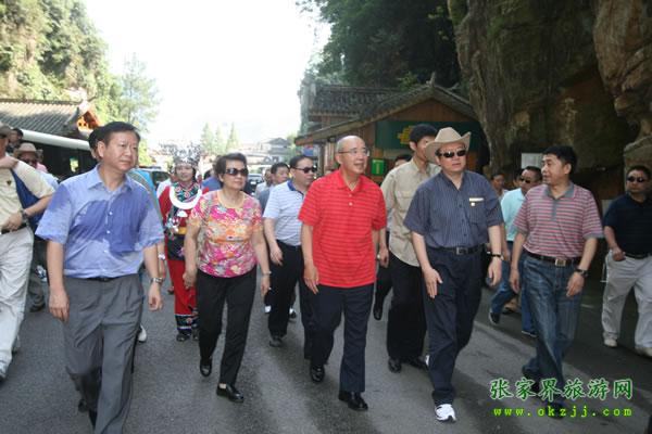 張家界市委書記胡伯俊（左一）陪同國民黨主席吳伯雄（正中）前往梯瑪神歌劇場